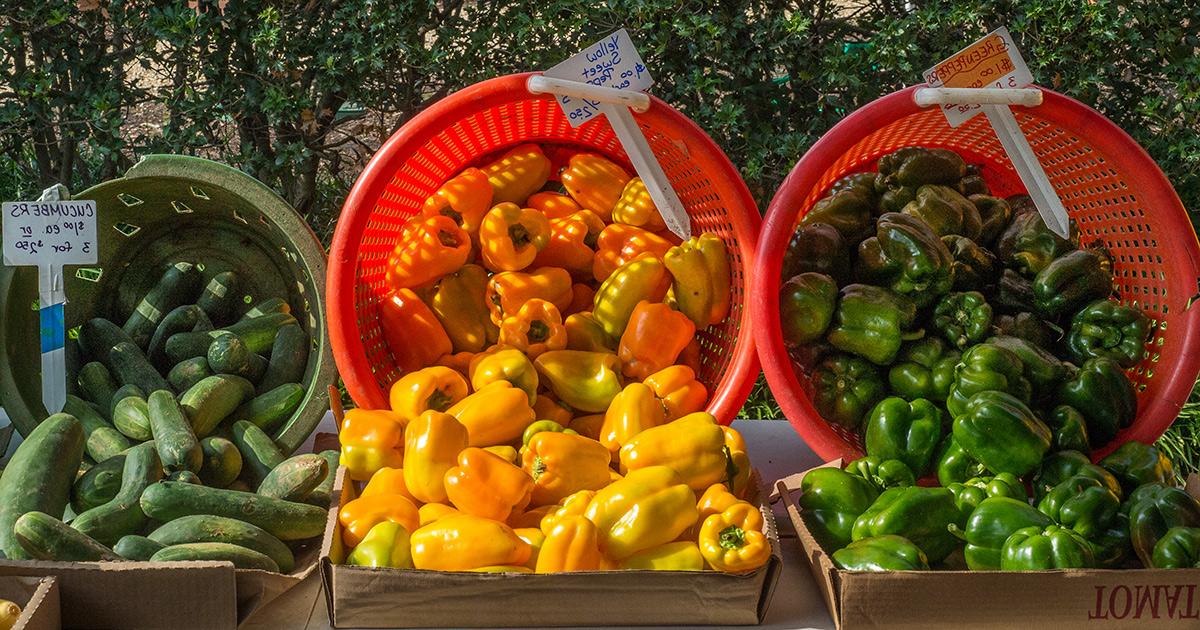 农贸市场的辣椒和黄瓜