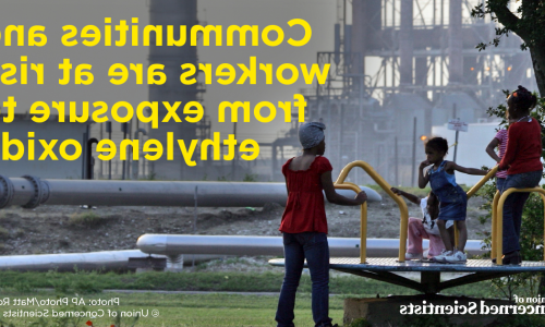 在一张儿童在一座工业大楼前玩旋转木马的照片上，有一张写着“社区和工人面临暴露于环氧乙烷的风险”的图片.